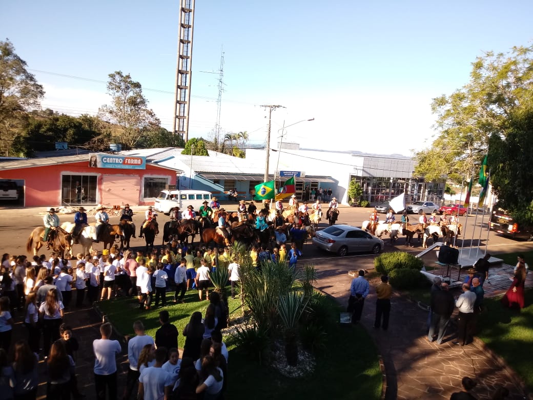 HORA CÍVICA MARCA RECEPÇÃO AOS CAVALARIANOS DA 15ª CAVALGADA DOS BEATOS MANOEL E ADÍLIO, MÁRTIRES DO RS. 
